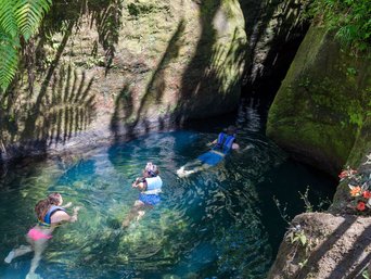 Menschen schwimmen im Fluss