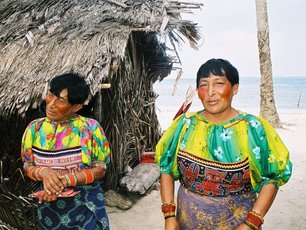 Einheimische in bunter Kleidung auf den San Blas Inseln
