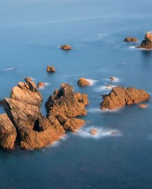 Felsen im Abendlicht ragen aus dem Meer