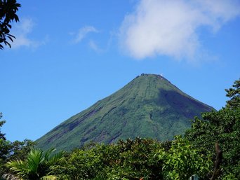 Blick auf den Vulkan Arenal durch Blätter hindurch