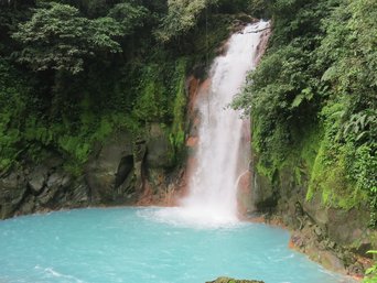 Wasserfall im Regenwald Costa Ricas.