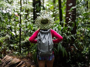 Frau mit verrückter Kopfbedeckung im Dschungel