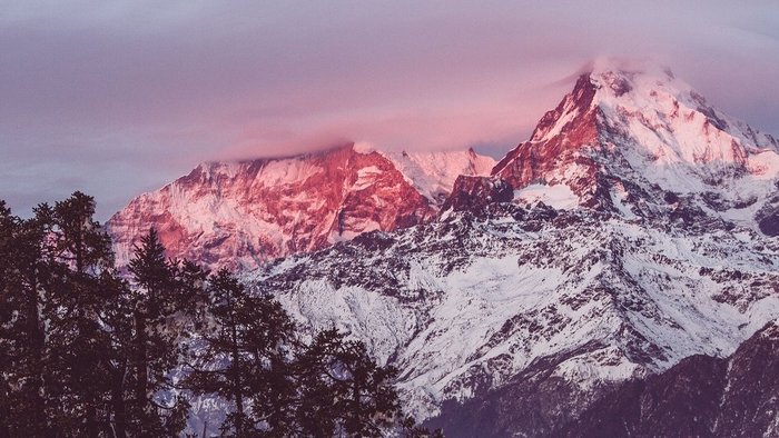 Berggipfel im Licht der untergehenden Sonne in Nepal