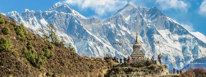 Nepals Berglandschaften und Stupa