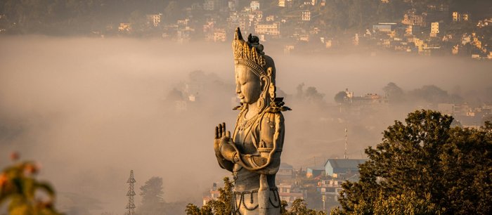 Nepal Manjushri - Figur vor Stadt