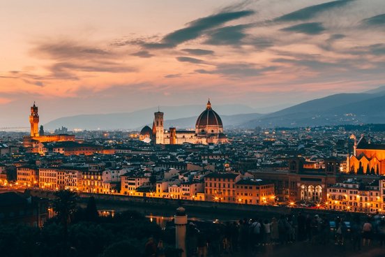 Die schöne Stadt Florenz bei Anbruch der Dunkelheit