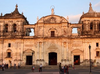 Von der Abendsonne beleuchtetes Gebäude in Nicaragua