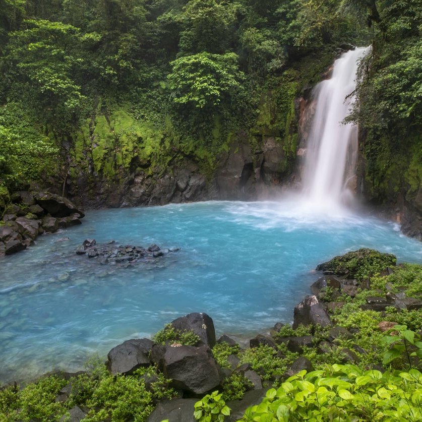 Türkisblauer Rio Celeste Fluss in Costa Rica