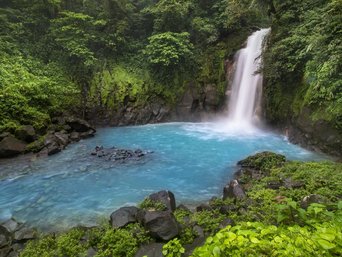 Türkisblauer Rio Celeste Fluss in Costa Rica