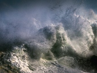 Aufgewühltes Meer und große Welle wegen eines Hurricanes