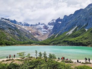 Blick auf die türkisblaue Laguna Esmeralda, bei Ushuaia