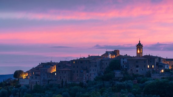 Pinker Himmel hinter einer kleinen Stadt in der Toskana