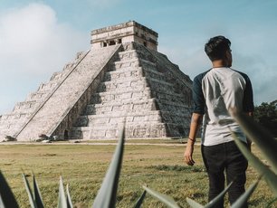 Mann läuft auf die Pyramide bei Chichén-Itzá zu