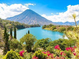 Blick auf den Atitlan See und den San Pedro Vulkan im Hochland von Guatemala
