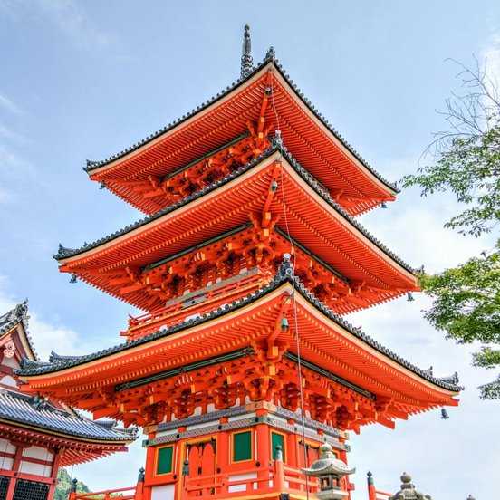 Orangener Turm am Senso-ji Tempel in Tokio