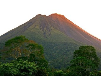 Der Vulkan Arenal bei Sonnenuntergang