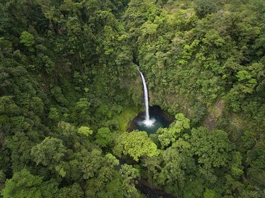 Wasserfall von oben mitten im Regenwald