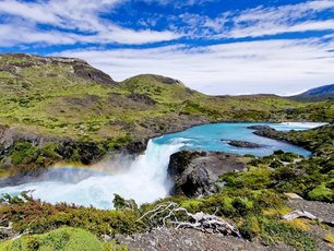 Wasserfall mit Regenbogen im Torres del Paine Nationalpark