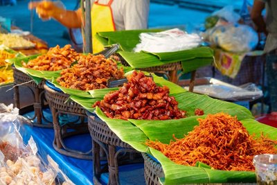 Verschiedenes gegrilltes Fleisch auf dem Kad Luang Nachtmarkt in Chiang Mai