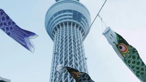 Oberer Teil des Tokio Towers von unten mit Girlande aus Papierfischen