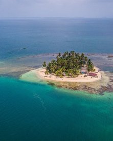 Hotel San Blas Duarte Dellarole von oben auf einer Insel