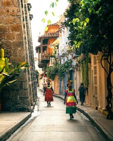 Frauen mit Einkäufen auf dem Kopf auf der Straße in Cartagena