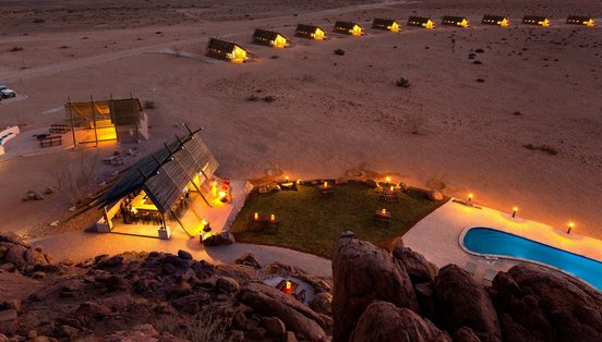 Hotel Desert Quiver Camp bei Nacht von oben mit Pool