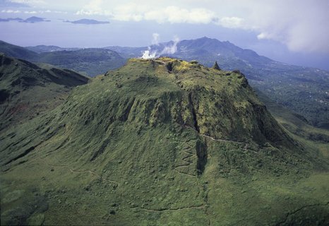 Le dôme de la Soufrière, à Basse-Terre (Guadeloupe), avec les sentiers qui mènent au sommet. Au loin, les Saintes [*]Dome of la Soufrière volcano, in Basse-Terre (Guadeloupe). In the distance, Les Saintes islands