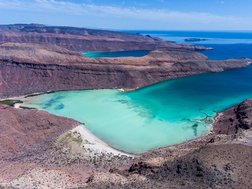 Türkisblaues Meer in einer Bucht