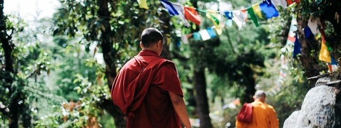 Mönche wandern einen Berg hinauf in Nepal