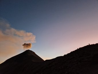 Vulkan Fuego Abstieg in der Dömmerung