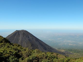Panoramablick auf einen Vulkan in El Salvador