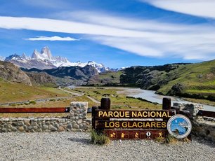 Schild vom Nationalpark los Glaciares mit Bergpanorama