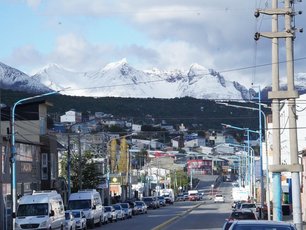 Straße in Ushuaia mit Blick auf schneebedeckte Berge